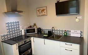 Mini-Apt Carrigaline, 2Min To Town 1 Bed & Sofa Bed Sleeps 4
